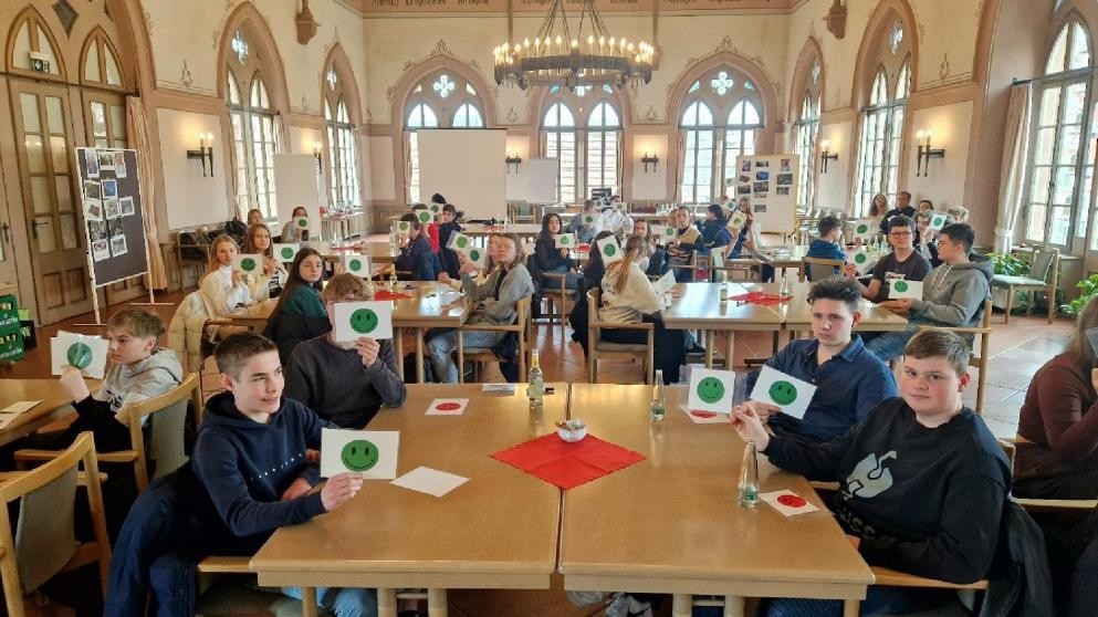 Schüler mit Smileykarten