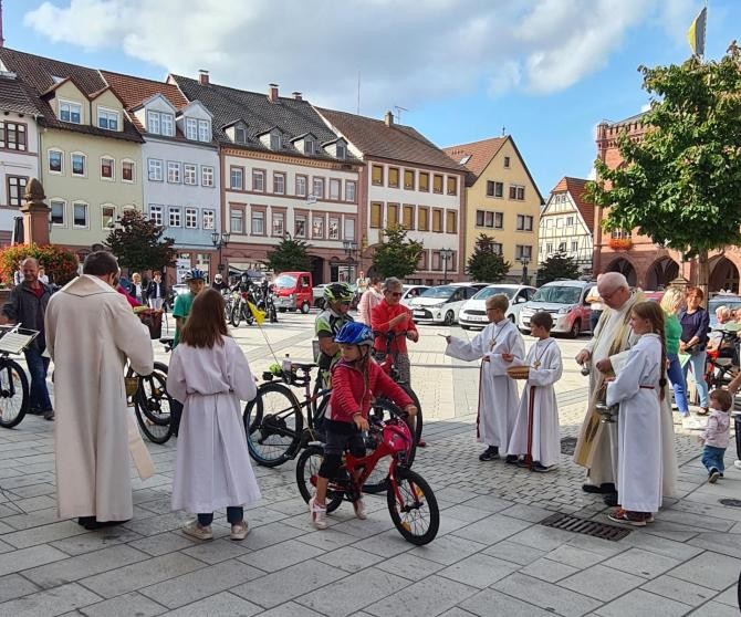 Fahrzeugsegnung zum Liobafest am Marktplatz©Katholische Kirche Tauberbischofsheim Fahrzeugsegnung zum Liobafest am Marktplatz©Katholische Kirche Tauberbischofsheim