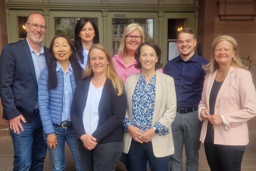 Gruppenbild der Betreuungskräfte mit Bürgermeisterin