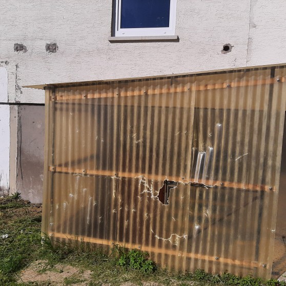 Fenster mit defekten Scheiben