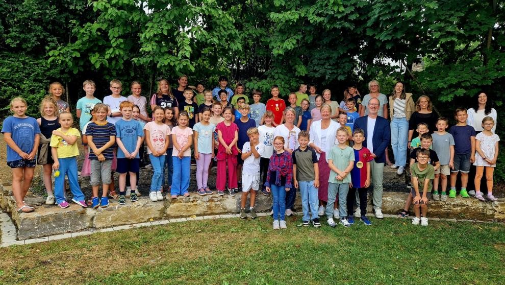 Kira Bader mit Schülerschaft der Grundschule Impfingen