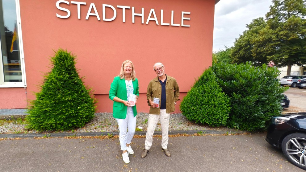 Bürgermeisterin Anette Schmidt mit Peter Leicht vor der Stadthalle
