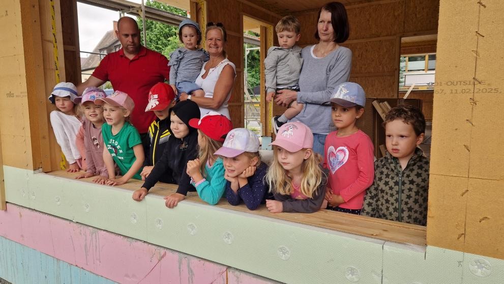 Die Kinder besichtigen "ihr Haus"