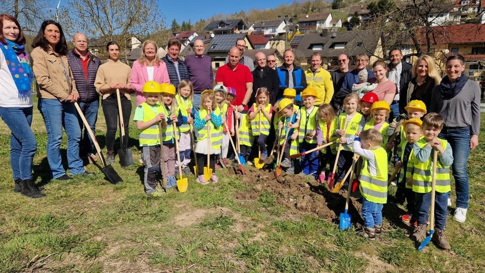 KiTa Dittwar Gruppenbild beim Spatenstich