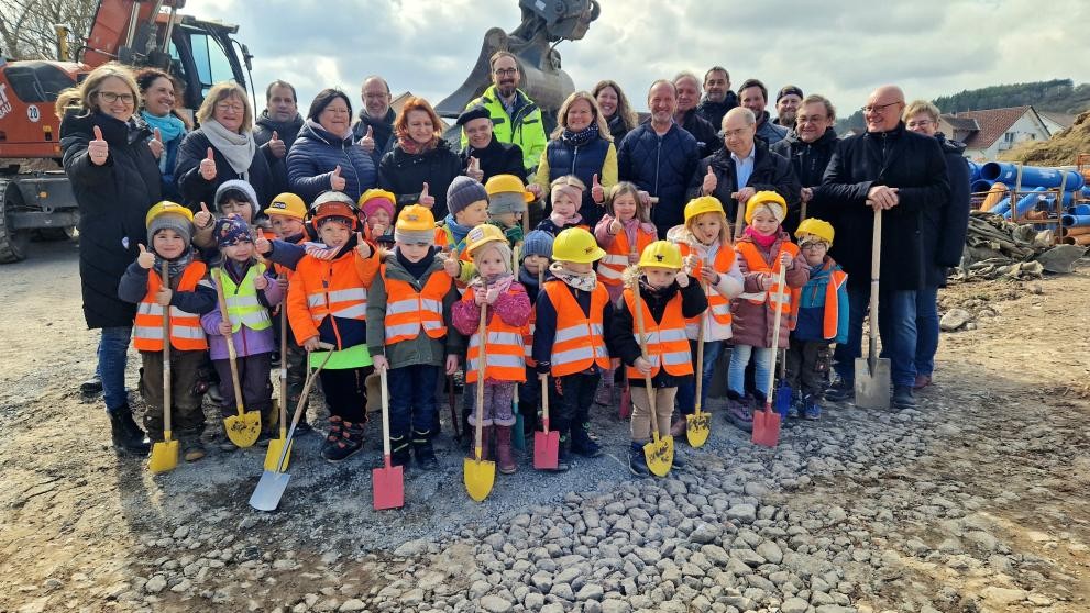 Gruppenbild Spatenstich KiTa Hochhausen