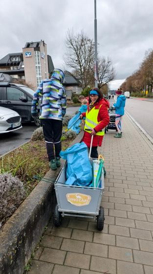 Familien sammeln Müll