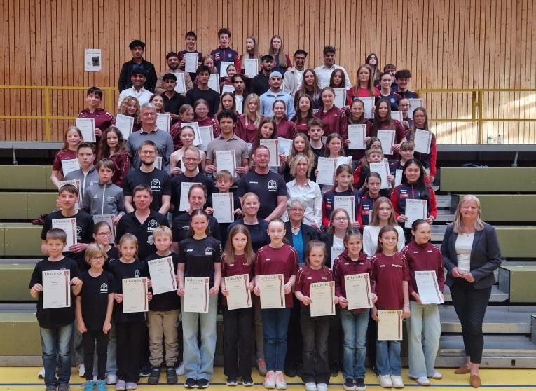 Gruppenbild aller Geehrten mit Bürgermeisterin Anette Schmidt