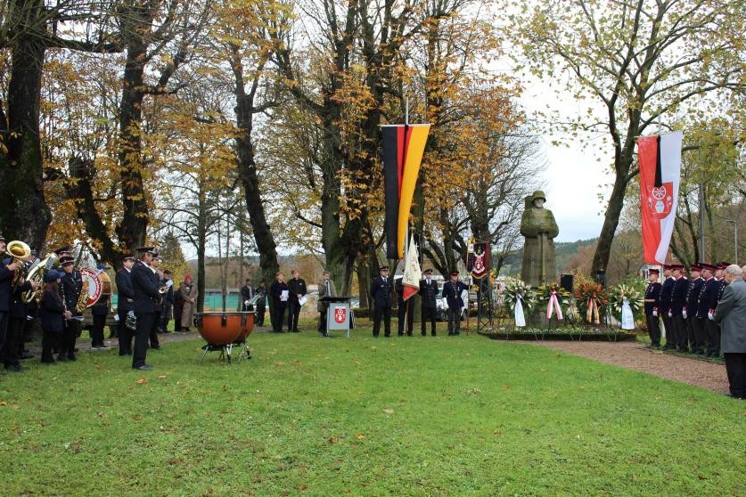 Volkstrauertag Gedenken am Kriegerdenkmal mit Schüler:innen