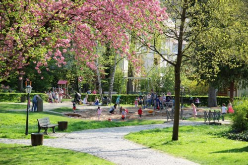 Badgarten mit Wasserspielplatz im Frühling