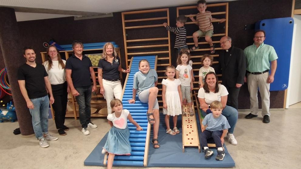 Gruppenbild im neuen Bewegungsraum der KiTa St. Lioba
