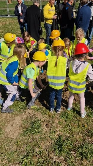 Spatenstich der Kinder