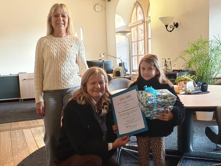 Bürgermeisterin überreicht Nela Stein eine Urkunde