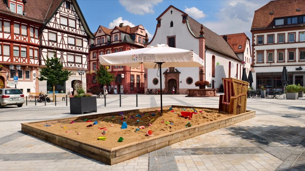 Riesensandkasten auf dem Marktplatz