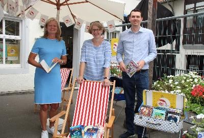 Eröffnung des Sommerleseclub Bürgermeisterin Anette Schmidt mit Angelika Benz und Jonathan Schmidt
