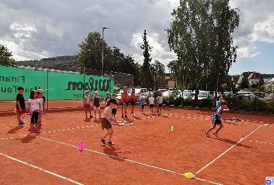 Kinder spielen Tennis Ferienprogramm Tennis