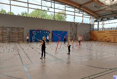 Kinder spielen mit Bändern