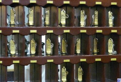 Hotelzimmerschlüssel Schlüsselregal an der Hotelrezeption