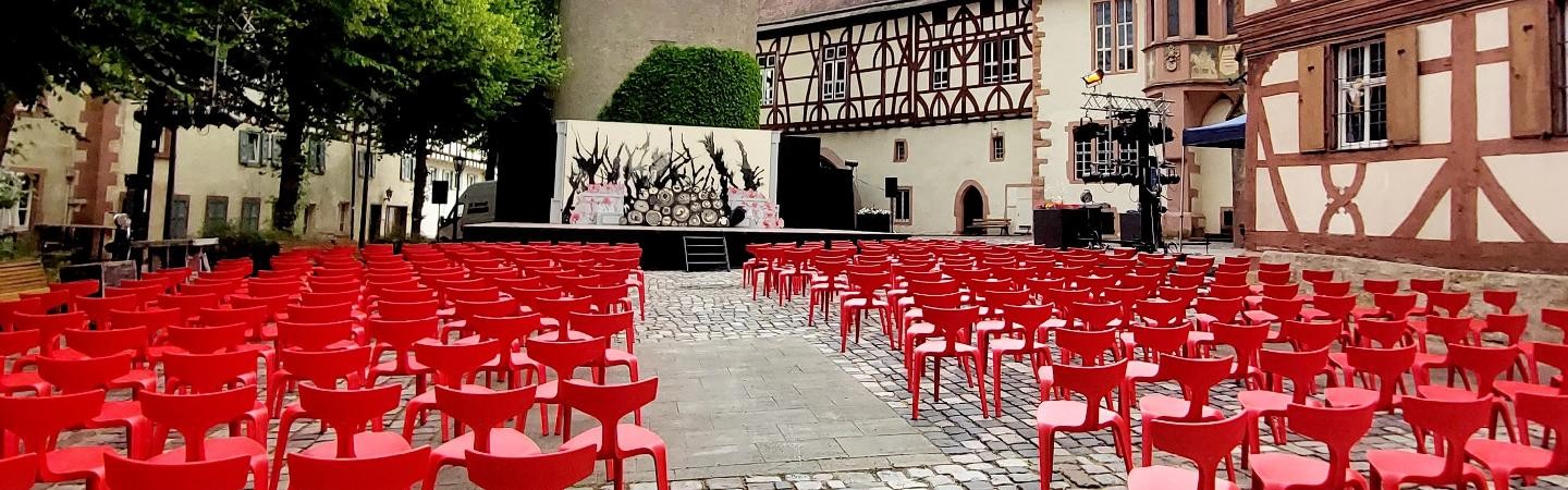 rote Stühle und Bühnenbild vor dem Türmersturm auf dem Schlossplatz