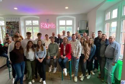 Eröffnung Jugendraum Impfingen Menschengruppe