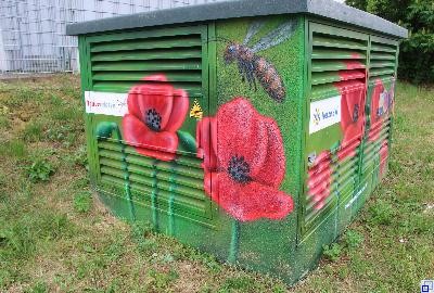 Trafowand mit Motiv Blumen und Biene