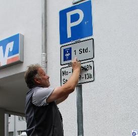 Montage neues Parkschild Parkschildmontage