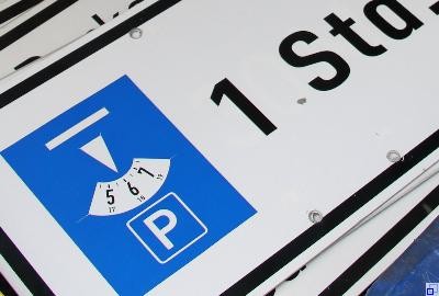 Parkzeit 1 Std. mit Parkuhr Parkzeitenschild