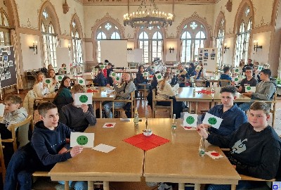 Schüler mit Smileykarten