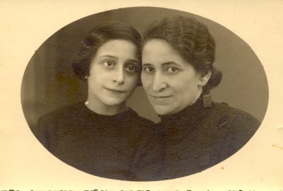 Flora and Hannelore Simons©Joram Brückheimer