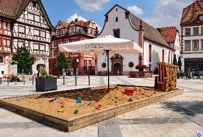 Riesensandkasten auf dem Marktplatz
