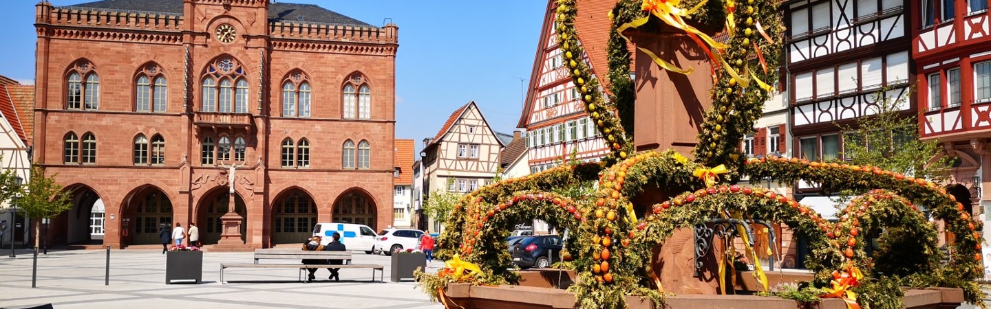Marktplatz mit Rathaus und geschmücktem Brunnen