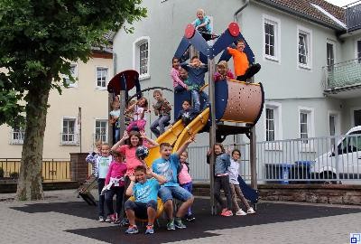 Kinder spielen auf den Spielgeräten an der Grundschule am Schloss