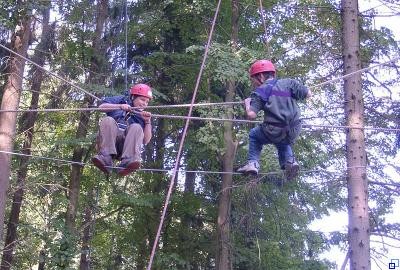 Jugendliche bei Kletterübungen zur Stärkung der Teamfähigkeit