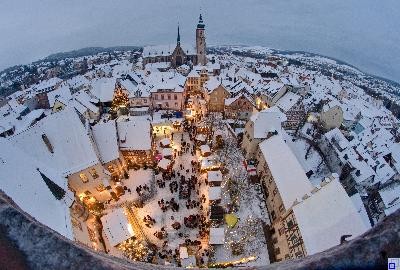 Weihnachtsmarkt in Tauberbischofsheim von oben Weihnachtsmarkt in Tauberbischofsheim von oben