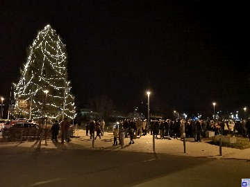 feierliche Beleuchtung des Weihnachtsbaumes bei Glühwein und Snacks am Wörtplatz