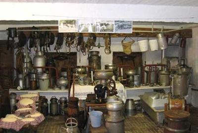 Verschiedene alte Töpfe