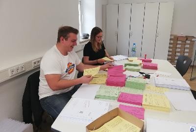 Mitarbeiter beim Kuvertieren