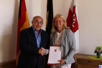Bürgermeister-Stellvertreter Gerhard Baumann überreicht Bürgermeisterin Anette Schmidt die Urkunde über die Gültigkeit der Wahlen