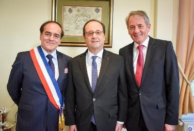 Jean-Pierre Bouquet mit Bürgermeister a.D.  Wolfgang Vockel und dem damaligen französischen Staatspräsidenten François Hollande im Jahr 2017 bei der Eröffnung der neuen Mediathek in Vitry-le-François