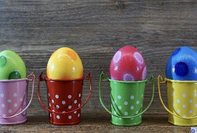 Ostereier-Dekoration Bunte Ostereier in bunten Eimerchen