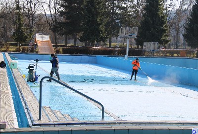 Schwimmbadteam reinigt die Becken Putzaktion im Frankenbad