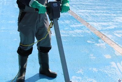 Der neue Betriebsleiter reinigt das Schwimmbecken Schwimmbadreinigung im Frankenbad
