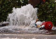 Rohrbruch - Wasser sprudelt aus einer defekten Rohrleitung