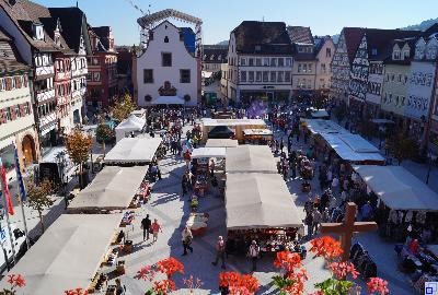 buntes Markttreiben in der Innenstadt