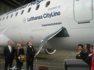 Bürgermeister Wolfgang Vockel bei der Taufe des Flugzeuges.