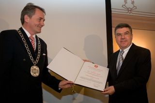 Bürgermeister Wolfgang Vockel und Dr. Thomas Bach